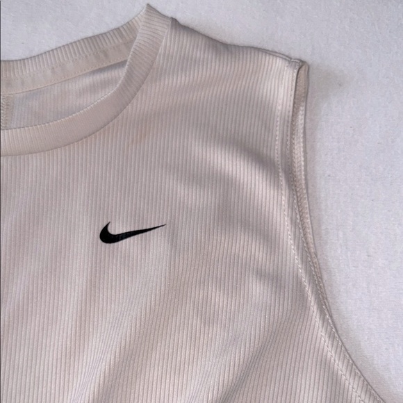 Nike Women's Cream Sleeveless Crop Top - Picture 2 of 4